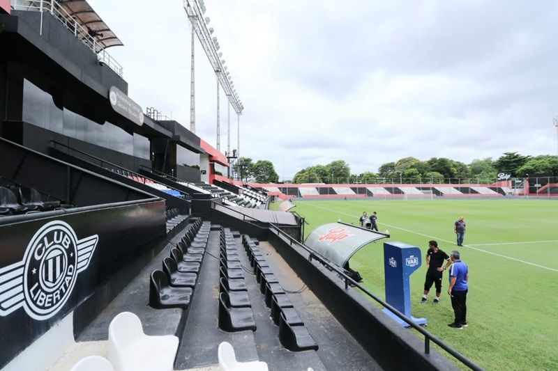 Hàng ghế cổ động viên của Libertad tại sân vận động Estadio Dr. Nicolás Leoz