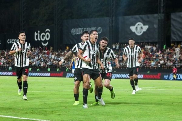 Hình ảnh các cầu thủ của Club Libertad trên sân cỏ