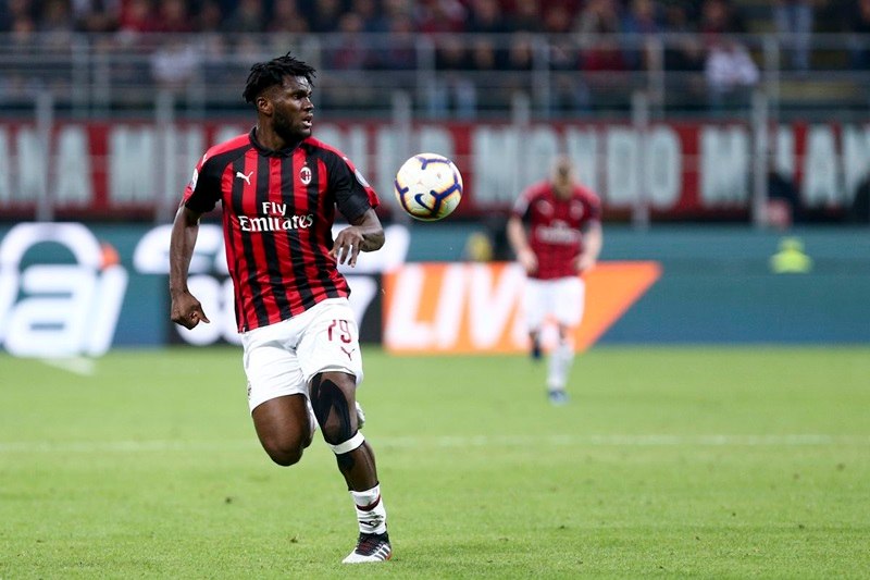Hình ảnh cầu thủ thi đấu trên sân cỏ trong màu áo AC Milan dưới dạng cho mượn