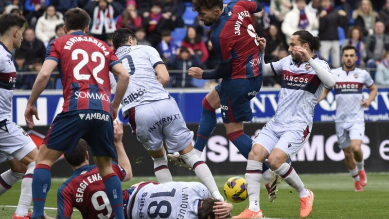 Levante UD không ngần ngại khi va chạm