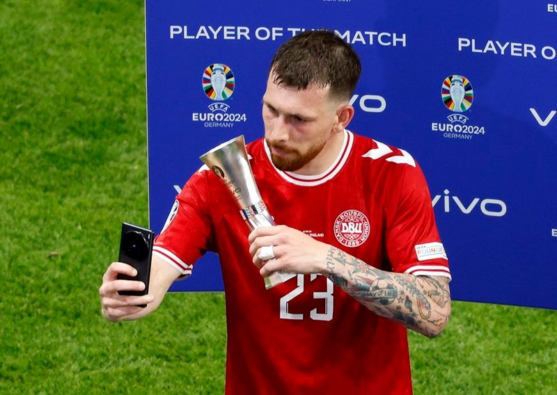 Pierre-Emile Højbjerg chụp ảnh với giải thưởng Cầu thủ xuất sắc nhất trận đấu tại Euro 2024